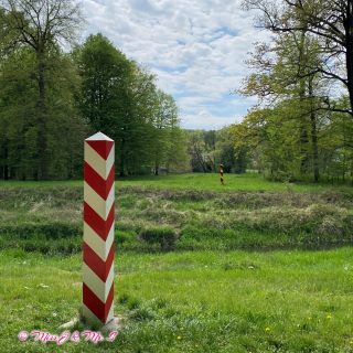 State Border

🇬🇧
State borders without borders - Miss J is still excited about going abroad in just one step. Unthinkable in Taiwan but completely normal here, as there are no border controls within the EU. On this little trip here we commuted between Germany and Poland. Just over the bridge and the language and writing change 😅.

🇩🇪
Staatsgrenzen ohne Grenzen - Miss J ist immernoch davon begeistert mit nur einem Schritt ins Ausland zu gehen. In Taiwan undenkbar aber hier völlig normal, da es innerhalb der EU keine Grenzkontrollen gibt. Bei diesem kleinen Ausflug hier sind wir zwischen Deutschland und Polen gependelt. Einfach über die Brücke gehen und schon ändern sich Sprache und Schrift 😅.

🇹🇼
Miss J對於跨一步就出國，仍然感到有趣。這是在台灣無法感受的體驗，但在歐洲卻是一件很普通的事，因為在歐盟的國與國之間沒有邊境管制。這次的小旅行在德國和波蘭之間遊走，過一座橋就出國，也瞬間換了另一個語言😅。

#MissJandMrS
#Border #StateBorder #Grenze #Staatsgrenze #邊界 #國界 
#EU #歐盟
#Germany #Deutschland #德國
#LifeInGermany #LebenInDeutschland #德國日常